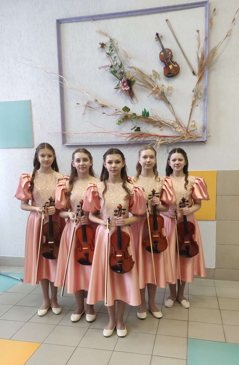 Ансамбль скрипачей